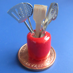 7 Kitchen Utensils in a Red Jar